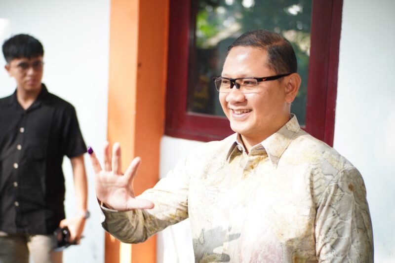 Foto : Pj. Wali Kota Batu Aries Agung Paewai salurkan hak pilihnya