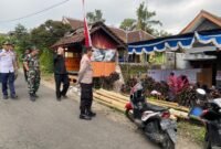 Foto : Kapolsek Tumpang bersama Muspika Lakukan Patroli ke TPS untuk Pastikan Perhitungan Suara berjalan lancar dan aman
