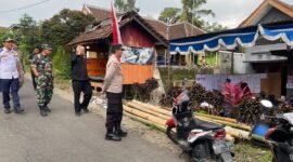 Foto : Kapolsek Tumpang bersama Muspika Lakukan Patroli ke TPS untuk Pastikan Perhitungan Suara berjalan lancar dan aman