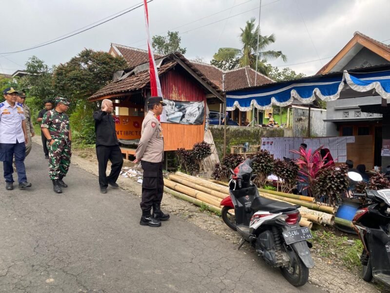Foto : Kapolsek Tumpang bersama Muspika Lakukan Patroli ke TPS untuk Pastikan Perhitungan Suara berjalan lancar dan aman