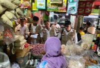 Foto : Satgas Pangan dari Satrekrim Polres Maang melakukan peninjauan stok bahan pokok di Pasar Kepanjen