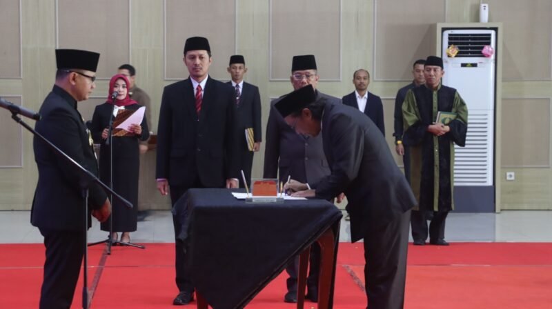 Foto : Pj. Wali Kota Batu, Aries Agung Paewai, resmi melantik anggota Badan Permusyawaratan Desa (BPD) Antar Waktu Tahun 2024