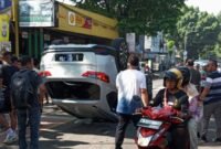 Foto : Kecelakaan Lalu Lintas akibatkan satu unit mobil terbalik
