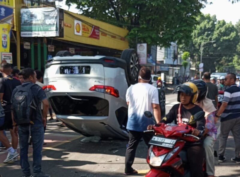 Foto : Kecelakaan Lalu Lintas akibatkan satu unit mobil terbalik
