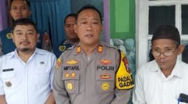 Foto : Polres Pasuruan Kota bersama dengan Dokkes Polres Pasuruan Kota dan Kepala Kelurahan Trajeng turut menyambangi keluarga Linmas yang meninggal dunia 