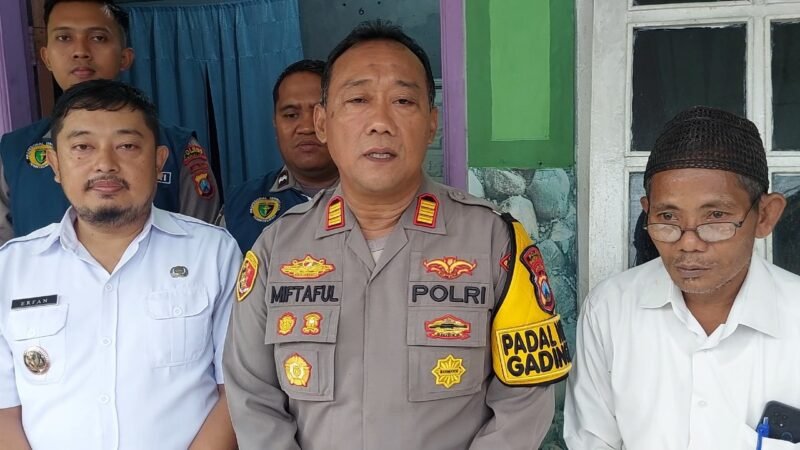 Foto : Polres Pasuruan Kota bersama dengan Dokkes Polres Pasuruan Kota dan Kepala Kelurahan Trajeng turut menyambangi keluarga Linmas yang meninggal dunia 