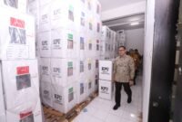 Foto : Pj. Wali Kota Batu, Aries Agung Paewai, mengecek logistik pemilu 