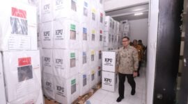 Foto : Pj. Wali Kota Batu, Aries Agung Paewai, mengecek logistik pemilu 