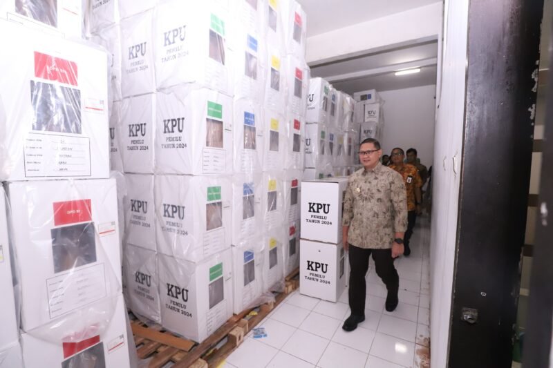 Foto : Pj. Wali Kota Batu, Aries Agung Paewai, mengecek logistik pemilu 