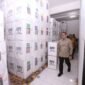 Foto : Pj. Wali Kota Batu, Aries Agung Paewai, mengecek logistik pemilu 