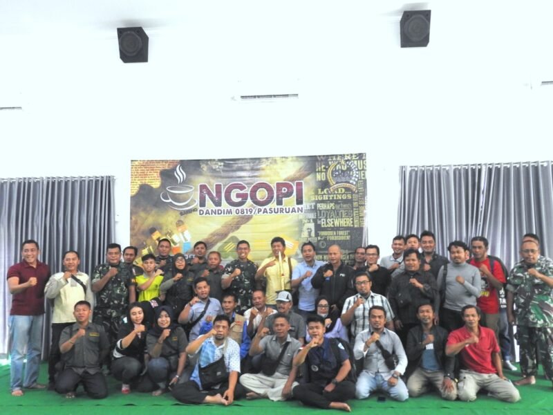 Foto : Komandan Distrik Militer (Dandim) 0819/Pasuruan, Letkol Arh Noor Iskak S.T.  mengajak ngopi bareng dengan para insan pers dan media 