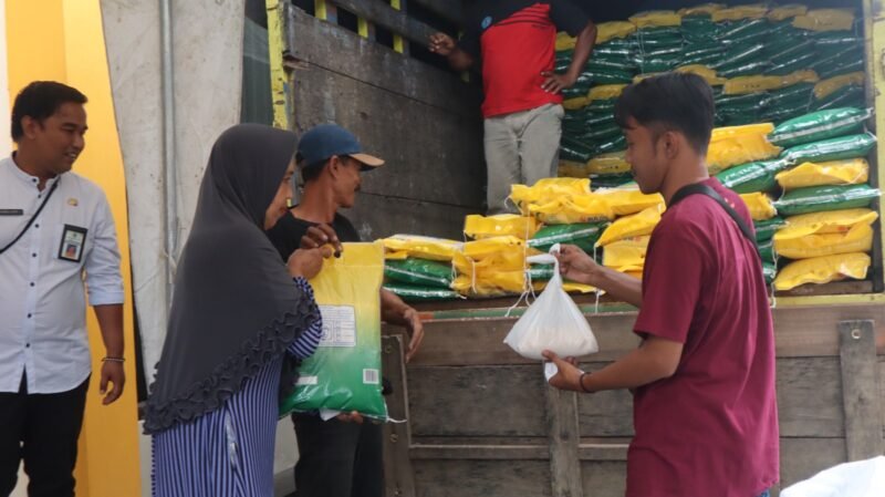 Foto : kegiatan operasi pasar dilakukan di Balai Desa Punten, Kecamatan Bumiaji