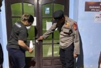 Foto : Personel Polsek Tumpang pastikan keamanan Logisik Pemilu di Gudang PPK Kecamatan Tumpang