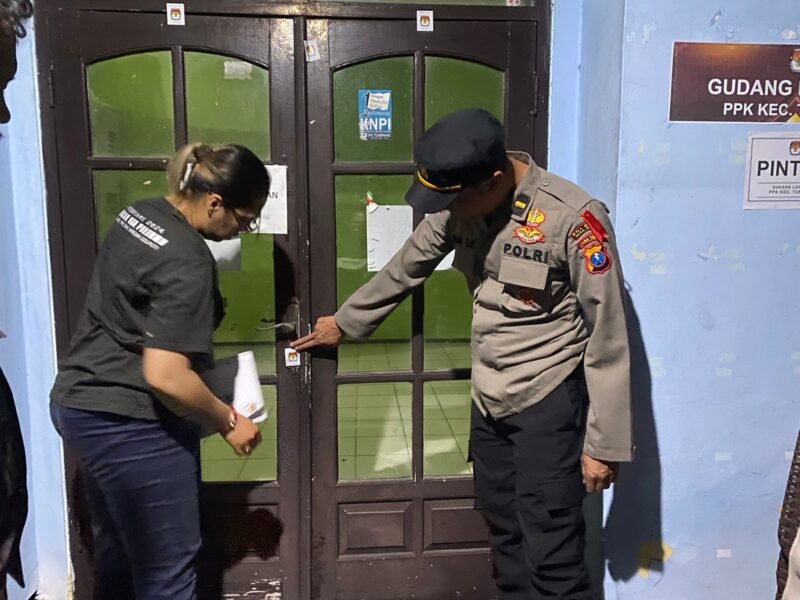 Foto : Personel Polsek Tumpang pastikan keamanan Logisik Pemilu di Gudang PPK Kecamatan Tumpang