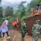 Foto : Anggota Polres Maang bersama TNI dan warga bersikan material tanah longsor