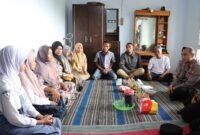 Foto : Kapolres Malang, AKBP Putu Kholis Aryana takziah ke rumah keluarga KPPS yang meninggal dunia