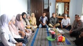 Foto : Kapolres Malang, AKBP Putu Kholis Aryana takziah ke rumah keluarga KPPS yang meninggal dunia