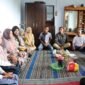 Foto : Kapolres Malang, AKBP Putu Kholis Aryana takziah ke rumah keluarga KPPS yang meninggal dunia