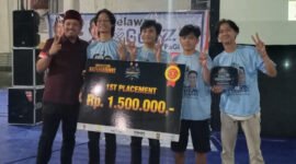 Foto : Ripkianto, Fpunder Ripki Foundation menyerahkan juara Tournaman E-Sprots