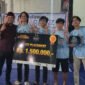 Foto : Ripkianto, Fpunder Ripki Foundation menyerahkan juara Tournaman E-Sprots