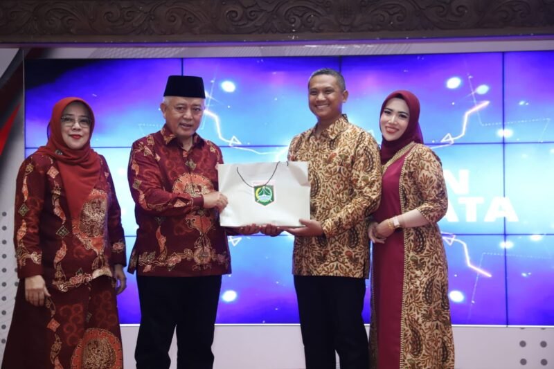 Foto : Bupati Maang HM. Sanusi memberikan cinderamata kepada Komandan Kodim 0818 yang baru Letkol Inf Yuda Sancoyo
