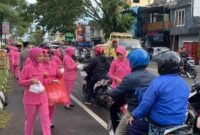 Foto : Pengurus dan Anggota Bhayangkari Ranting Tumpang bagi takjil gratis ke pengguna jalan