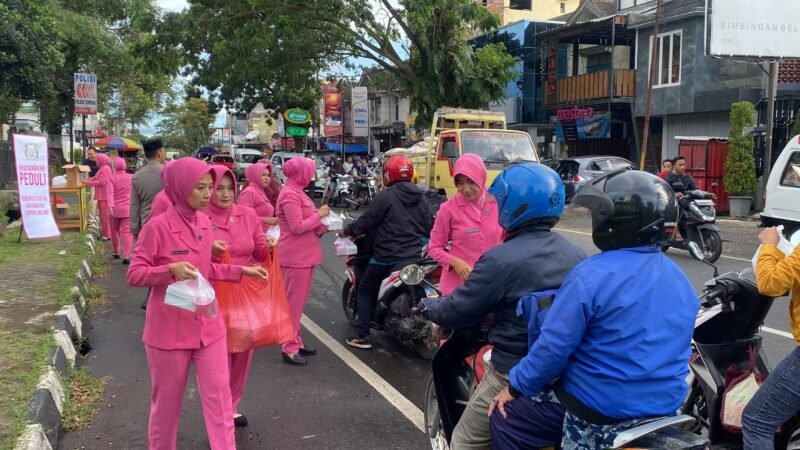 Foto : Pengurus dan Anggota Bhayangkari Ranting Tumpang bagi takjil gratis ke pengguna jalan
