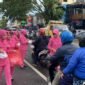 Foto : Pengurus dan Anggota Bhayangkari Ranting Tumpang bagi takjil gratis ke pengguna jalan