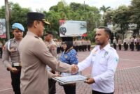 Foto : , Kapolres Malang, AKBP Putu Kholis Aryana berikan penghargaan kepada pengurus IMI, Andika Fajar Kurniawan dan Dony DKMS. 