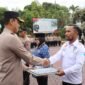 Foto : , Kapolres Malang, AKBP Putu Kholis Aryana berikan penghargaan kepada pengurus IMI, Andika Fajar Kurniawan dan Dony DKMS. 