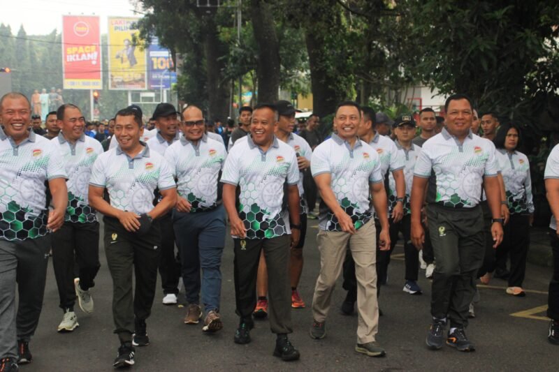 Foto : Jalan santai bersama Pangkostrad dalam rangka HUT Ke-63 Kostrad di Lapangan Rampal Kota Malang