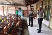 Foto  Para pelajar mendapatkan bimbingan dari Polisi tentang aturan beralu lintas