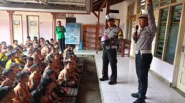 Foto  Para pelajar mendapatkan bimbingan dari Polisi tentang aturan beralu lintas