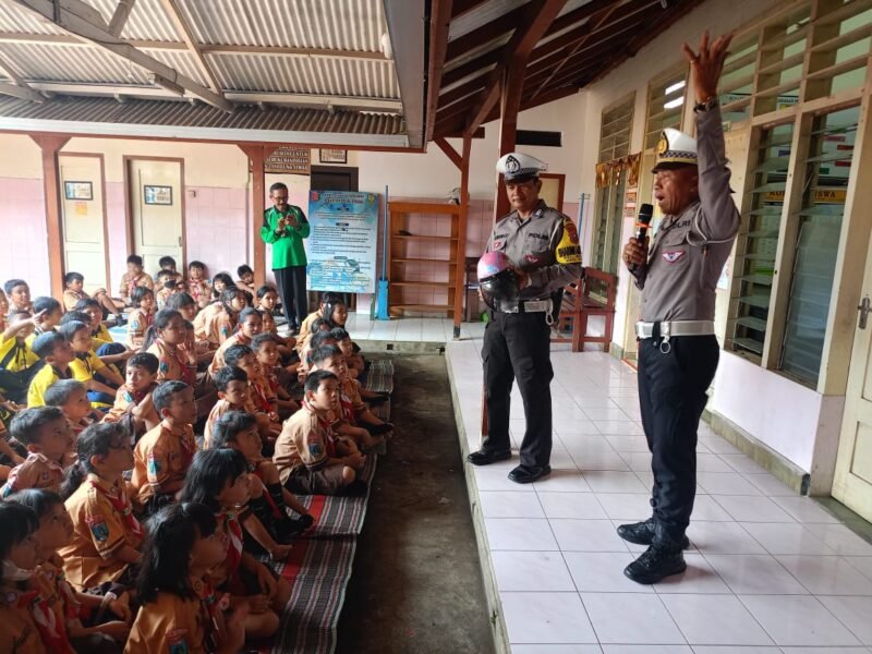 Foto  Para pelajar mendapatkan bimbingan dari Polisi tentang aturan beralu lintas