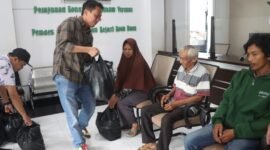 Foto : Warga Kota Batu terima bantuan paket sembako yang diberikan Pemerintah Kota Batu
