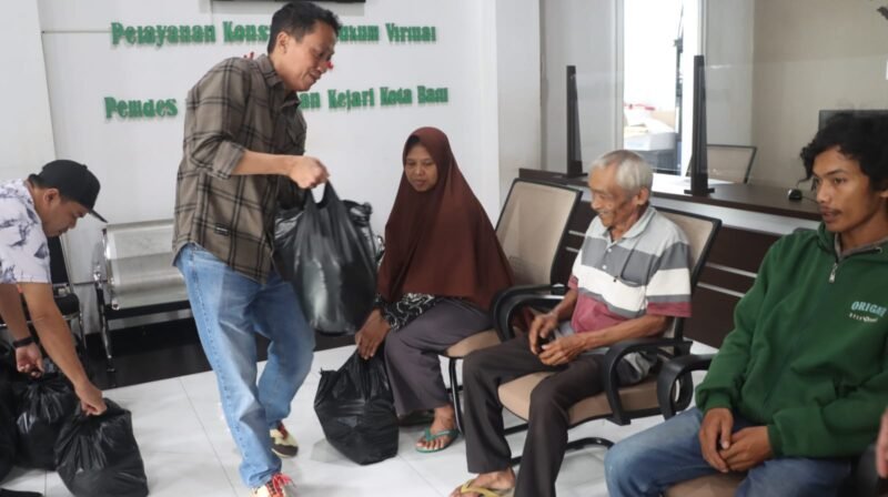 Foto : Warga Kota Batu terima bantuan paket sembako yang diberikan Pemerintah Kota Batu