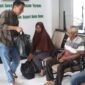 Foto : Warga Kota Batu terima bantuan paket sembako yang diberikan Pemerintah Kota Batu