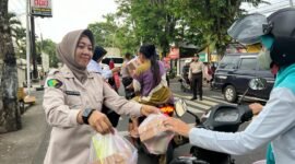 Foto : Para personel Polwan (Polisi Wanita) Polres Malang turut membagikan takjil