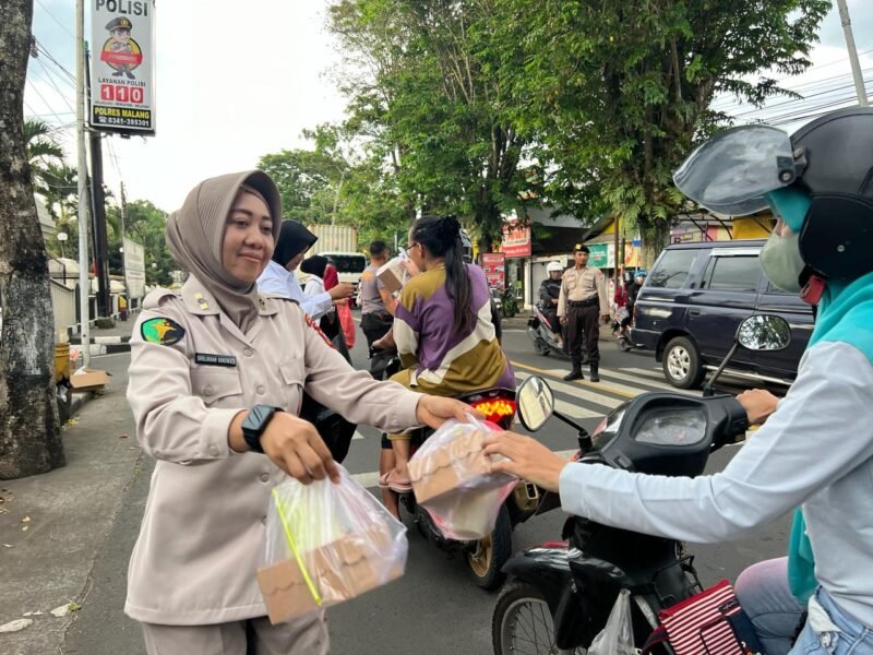 Foto : Para personel Polwan (Polisi Wanita) Polres Malang turut membagikan takjil