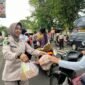 Foto : Para personel Polwan (Polisi Wanita) Polres Malang turut membagikan takjil