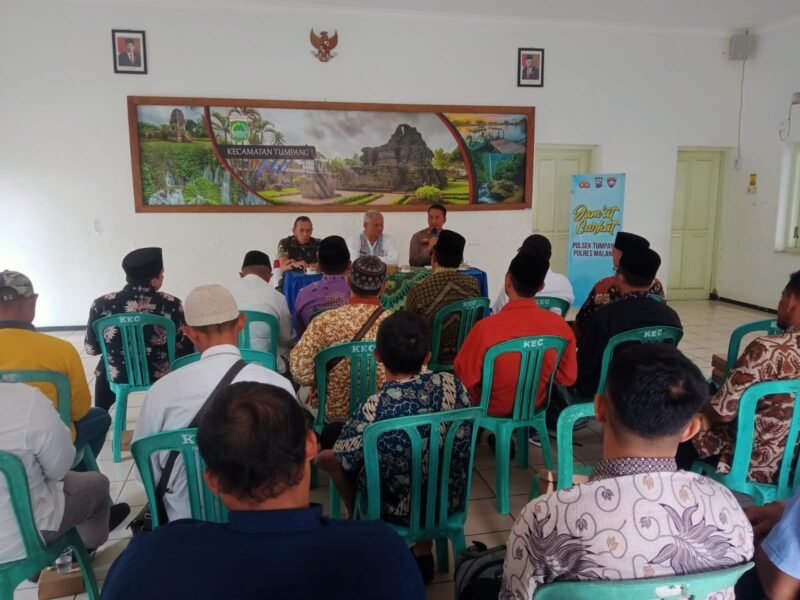 Foto : Kapolsek Tumpang AKP Achmad Zainuddin saat kegiatan Jumat Curhat