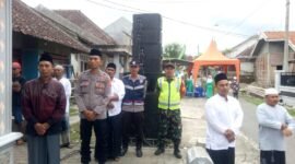 Foto : Bhabinkabtimas Polsek Tumpang saat menghadiri pengajian umum di Desa Tulusbesar Kecamatan Tumpang