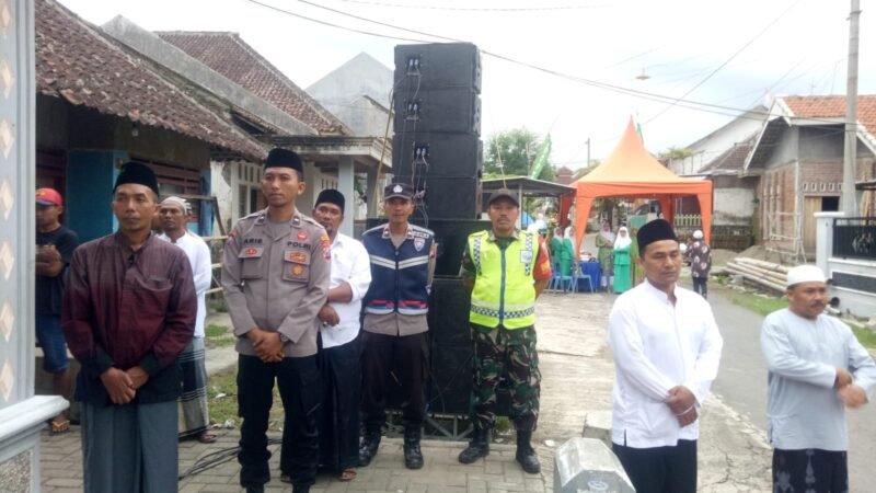 Foto : Bhabinkabtimas Polsek Tumpang saat menghadiri pengajian umum di Desa Tulusbesar Kecamatan Tumpang