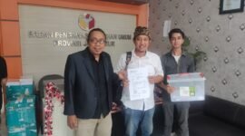 Caption. Kuasa hukum dari calon legislatif dari PDI Perjuangan Wiwik Sukesih 