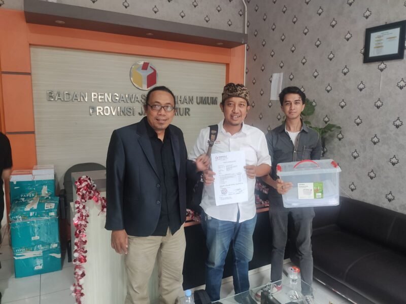Caption. Kuasa hukum dari calon legislatif dari PDI Perjuangan Wiwik Sukesih 