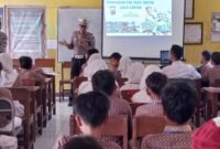 Foto : Kanit Lantas Polsek Turen, Iptu Eko Suwito,memberikan sosialisasi kepada para siswa