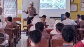 Foto : Kanit Lantas Polsek Turen, Iptu Eko Suwito,memberikan sosialisasi kepada para siswa
