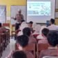 Foto : Kanit Lantas Polsek Turen, Iptu Eko Suwito,memberikan sosialisasi kepada para siswa
