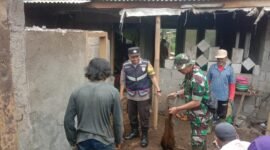 Foto : Kerja bhakti  mengevakuasi dan membersihkan perabotan dan material tanah longsor yang menimpa Atap dan Tembok bagian dapur.