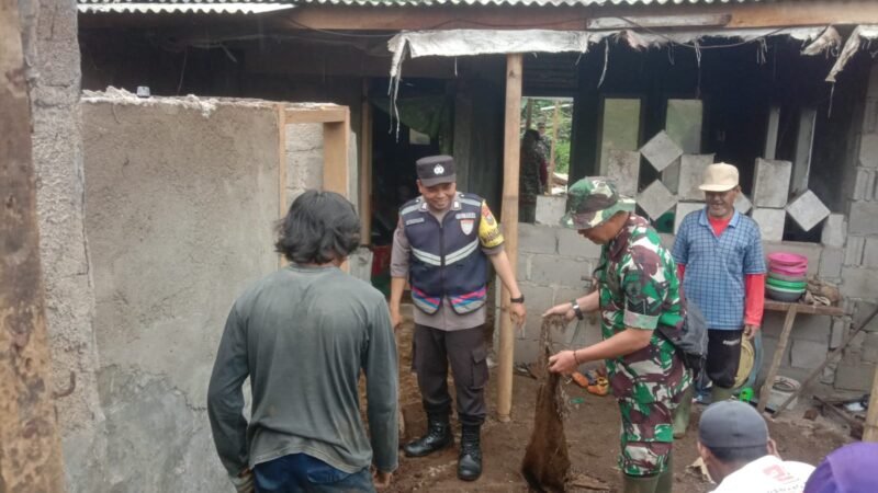 Foto : Kerja bhakti  mengevakuasi dan membersihkan perabotan dan material tanah longsor yang menimpa Atap dan Tembok bagian dapur.